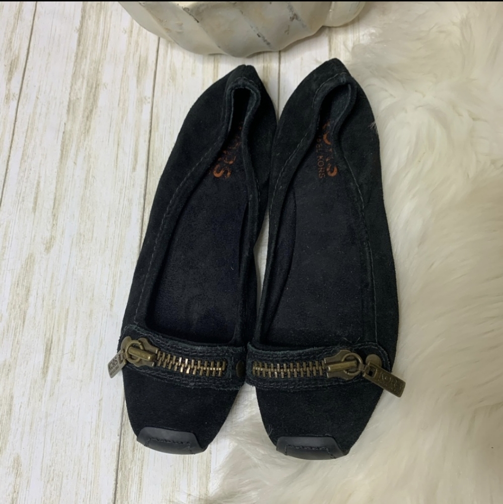 Kors Michael Kors black ballet 7.5 would fit 7
